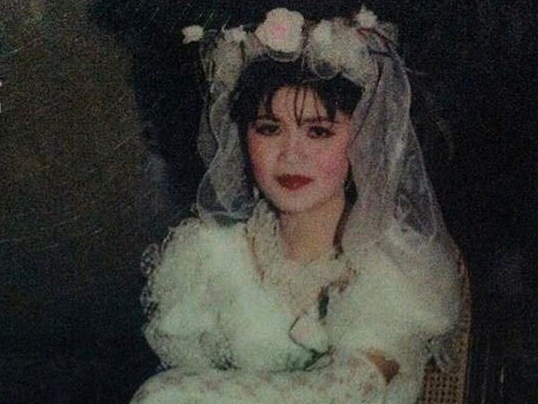 Nhờ một lần 'làm liều', thanh niên nhút nhát đã 'tán đổ' được cô gái xinh nổi tiếng và tấm ảnh cưới 26 năm trước hé lộ điều bất ngờ