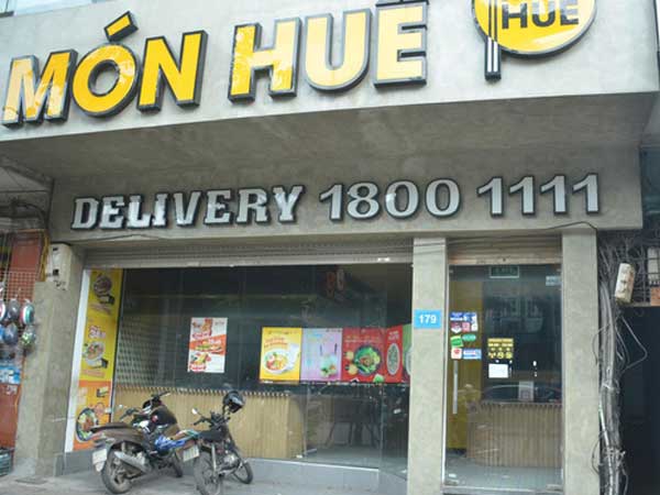 Sau Sài Gòn, hàng loạt cửa hàng món Huế ở Hà Nội đóng cửa không rõ lý do, công nhân bắt đầu tháo dỡ biển hiệu