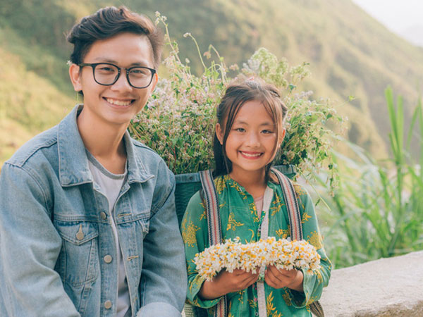 Em bé Hà Giang sở hữu nét đẹp 'lạ' gây xôn xao khắp mạng xã hội Việt