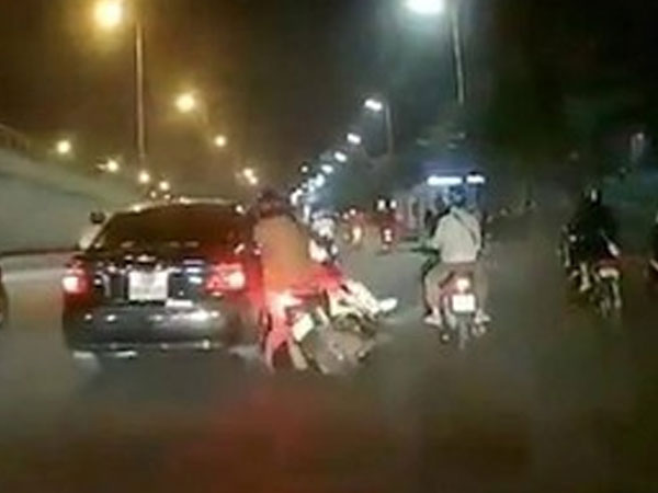 Video: Phẫn nộ cảnh lái xe ô tô đâm xe máy chở trẻ nhỏ rồi bỏ chạy