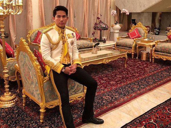 Dân mạng phát sốt với Hoàng tử Brunei lịch lãm trong Lễ đăng quang của Nhật hoàng Naruhito