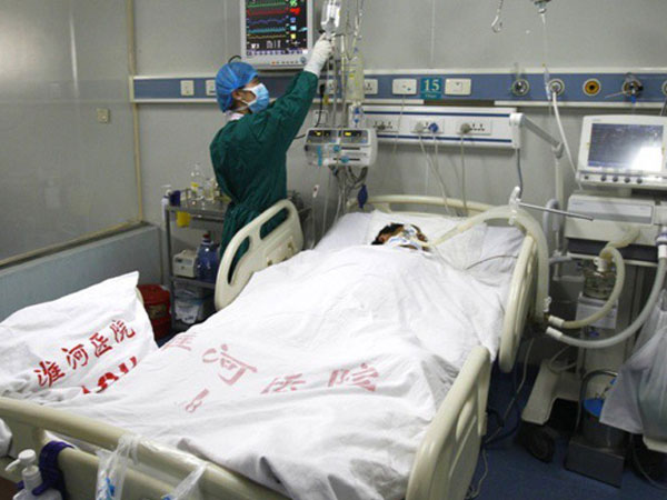Ăn mừng với họ hàng sau cơn hôn mê, cậu trai trẻ quá xúc động nên hôn mê thêm lần nữa