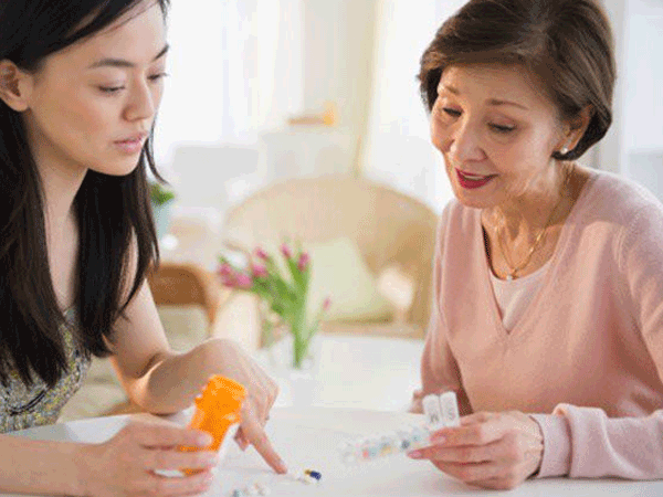 Mẹ chồng giằng tay con trai không cho rửa bát vì 'đàn ông nhà này không cần làm việc bếp núc', không ngờ con trai nói một câu đầy bất ngờ