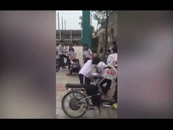 Video: Nữ sinh Bình Dương bị bạn học đánh như... phim chưởng