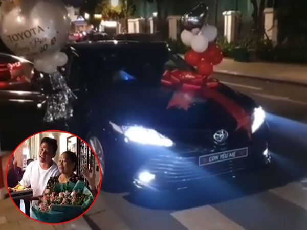 Không chỉ tự tay mua hoa gói tặng mẹ và vợ ngày 20/10, Tuấn Hưng còn chơi lớn khi mua xế hộp tặng mẹ nhân dịp sinh nhật