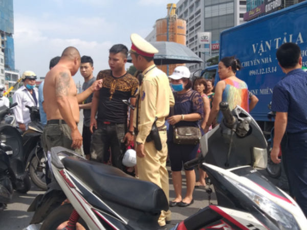 Hà Nội: Va chạm với xe máy khi qua đường, một phụ nữ lớn tuổi nguy kịch