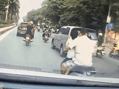 Video: Bố chở 2 con gái đi học, vị trí đứng của những đứa trẻ khiến người xem sợ hãi