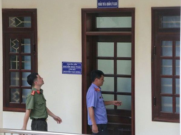 Gian lận thi cử Hòa Bình: Nâng điểm thi cho 2 thí sinh, được 'cảm ơn' 300 triệu đồng