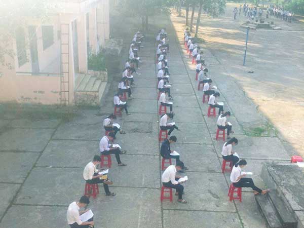 Choáng trước cảnh học sinh Hậu Giang ngồi giữa sân trường làm bài thi, có muốn quay cóp cũng khó mà được