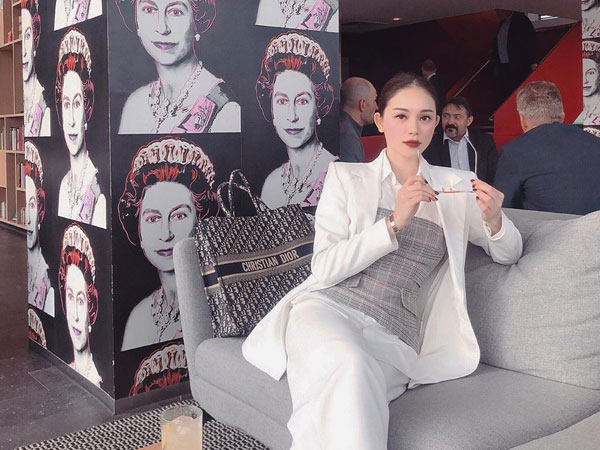 Chưa cần công khai yêu thiếu gia Phillip Nguyễn, Linh Rin đã là đại gia của chính mình: Dùng toàn túi hiệu, đụng hàng với cả loạt mỹ nhân Vbiz