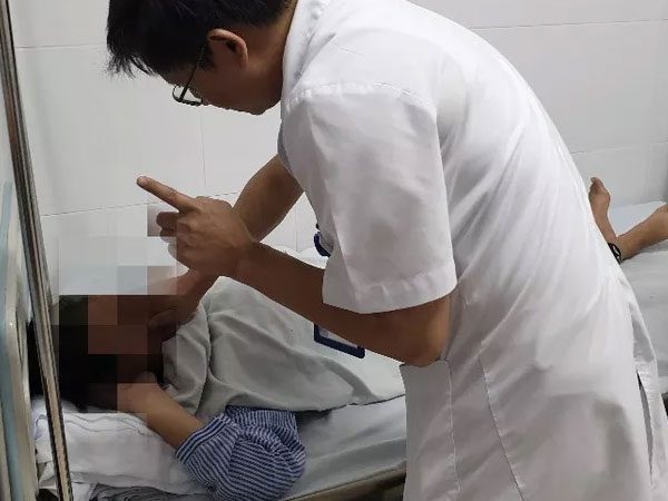 Sau mũi tiêm filler nâng mũi giá 2 triệu đồng 'trả góp', bé gái 13 tuổi hỏng một mắt
