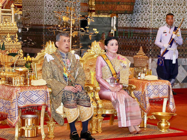 Hậu cung đầy sóng gió của Quốc vương Thái Lan: Có 5 bà vợ, từng kết hôn với em họ và vụ ly hôn tiêu tốn đến 5,5 triệu đô