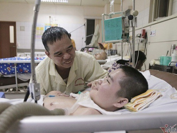 Cậu bé bất ngờ tỉnh dậy, mỉm cười rạng rỡ sau 2 năm sống thực vật