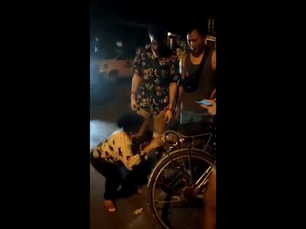 Clip nữ tiểu thương giận dữ vung khóa dây, dọa đánh du khách Tây ở Hội An khiến CĐM xôn xao
