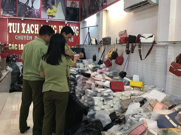 Hà Nội: Phát hiện kho buôn túi xách nghi giả nhãn hiệu Gucci, Chanel, Charles & Keith