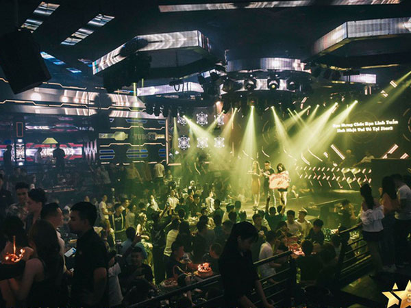 Công an Hà Nội đột kích Star 3 Club trong đêm, phát hiện ma túy cùng gần 200 'dân chơi' bị đưa về trụ sở