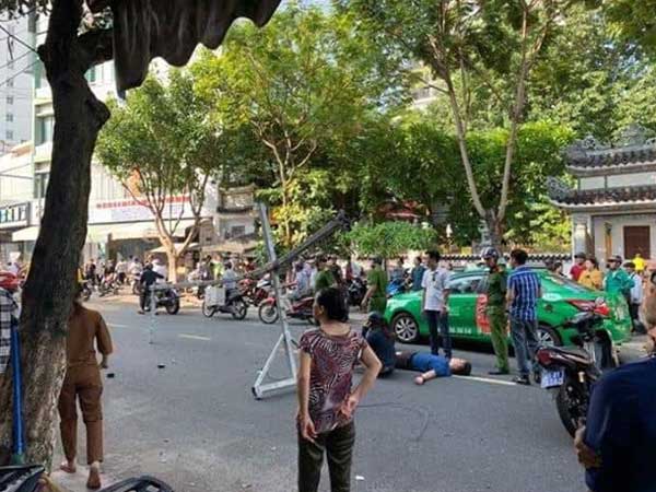 Đôi vợ chồng trẻ chạy xe máy trọng thương vì bị giàn treo di động từ tòa nhà cao tầng rơi trúng