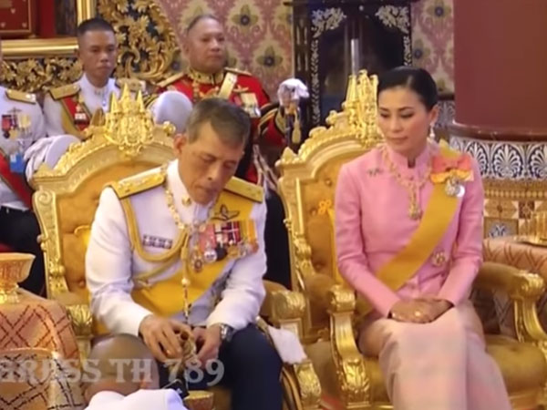 Hoàng hậu Thái Lan tái xuất bên Quốc vương sau khi thứ phi bị phế truất và rò rỉ thông tin về tình hình hiện tại của Hoàng quý phi