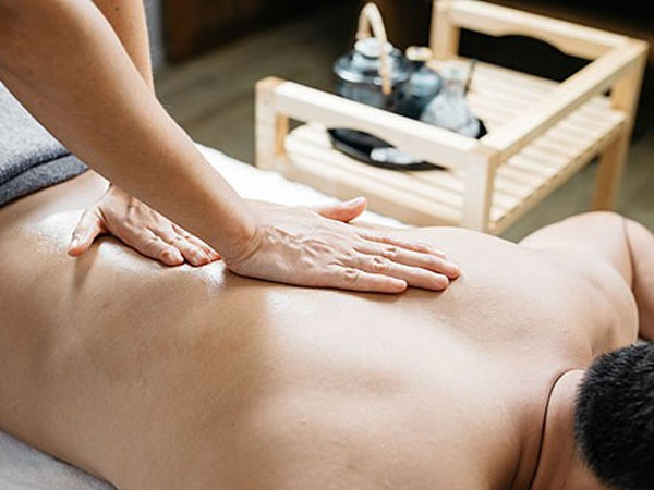 Một nhân viên công ty mua sắm trực tuyến bị liệt 2 chân do ngày nào cũng ngồi làm việc nhiều giờ bên máy tính
