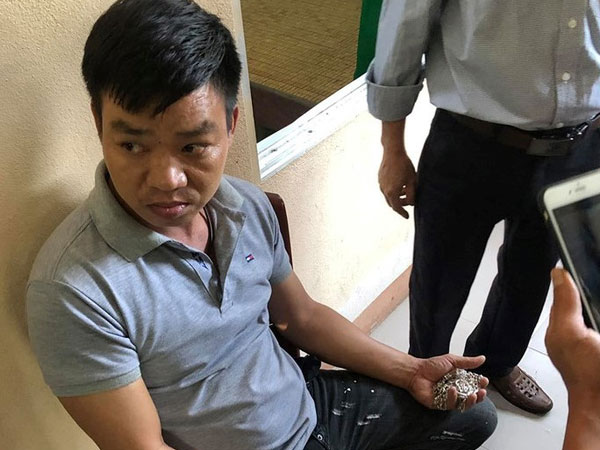 Thầy cô vây bắt thanh niên lẻn vào trường tiểu học dụ dỗ học sinh để lấy 16 dây chuyền