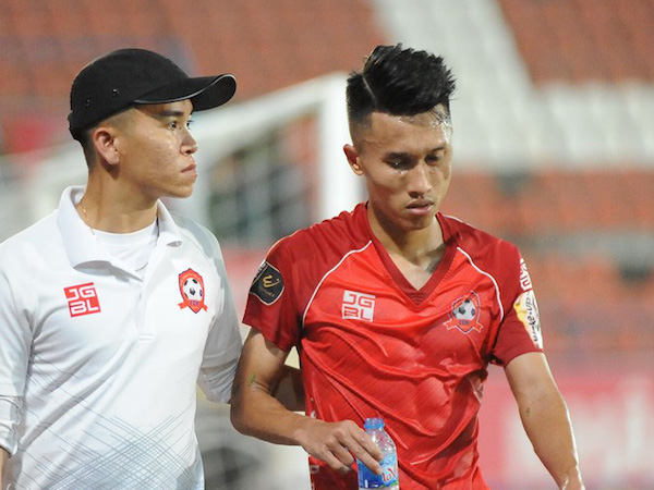 Mặt cầu thủ V.League biến dạng sau va chạm cực mạnh, nhập viện ngay trong đêm