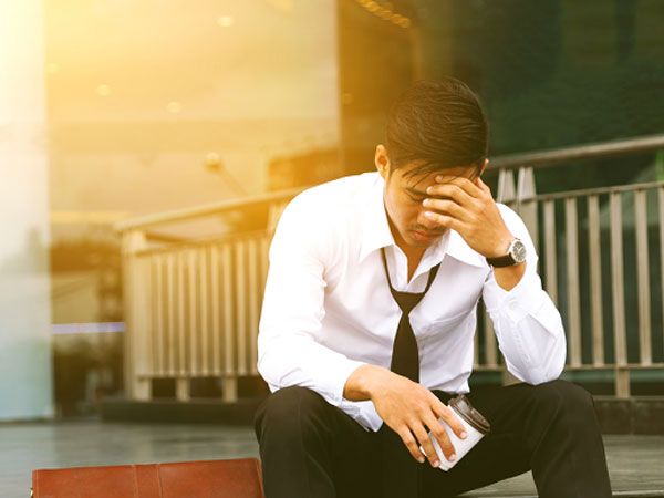 Về đến cây cầu gần nhà thì nghe tiếng phụ nữ khóc nấc bên dưới, tưởng có người muốn tự tử nên tôi lần mò xuống, nào ngờ đó lại là vợ mình