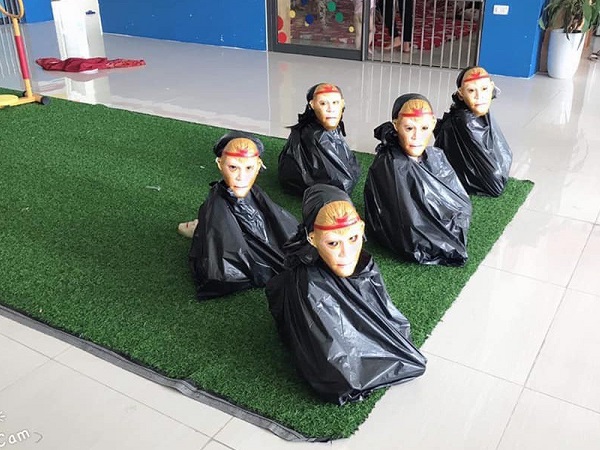 Chưa đến Halloween mà các cô đã hóa trang cho trẻ 'trăm em như một', lại thêm biểu cảm cũng y hệt khiến dân mạng cười lăn lóc