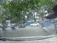 Clip: Nam sinh cua ẩu rồi ngã sõng soài trước đầu ô tô, gây bức xúc hơn còn là hành động sau đó