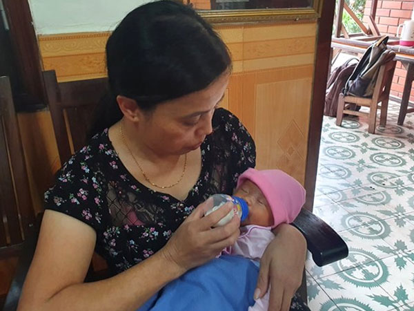 Mẹ bỏ lại con gái mới sinh ngoài đường vào sáng sớm, nhấn còi xe báo hiệu rồi bỏ đi