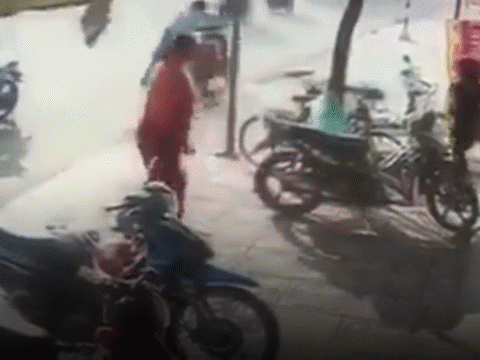 Video: Nam thanh niên lao xe hạ gục tên trộm xe máy ngay giữa phố