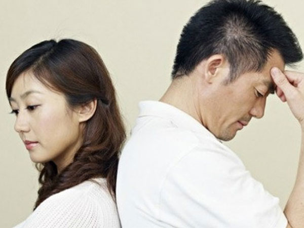 Quên giấy tờ nên về nhà lấy, tôi choáng váng trước cảnh giường chiếu nóng bỏng của con ngay giữa phòng khách, nhìn cô gái ấy mà tôi nói không nên lời