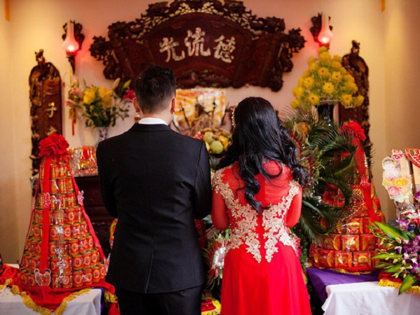 Vừa nghe nhà gái thách cưới, nhà trai đã trợn mắt quát 'quá mua dâu', ngờ đâu ông bố vợ lẳng lặng hất thẳng trầu cau ra sân, chỉ tay 'tiễn khách'