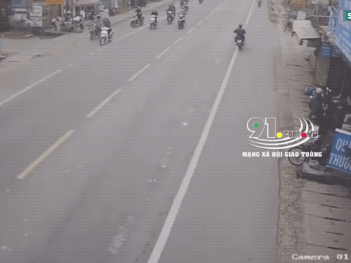 Video: Lao từ ngõ ra như 'tên bắn', nam thanh niên gây tai nạn thảm khốc