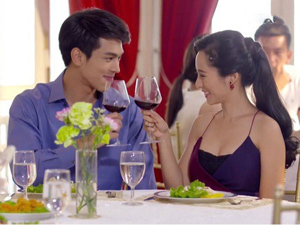 Sinh nhật nhân tình, chồng 'chơi lớn' bao cả nhà hàng, nhưng vừa nhìn thấy phục vụ bàn anh ta hoảng hồn run sợ
