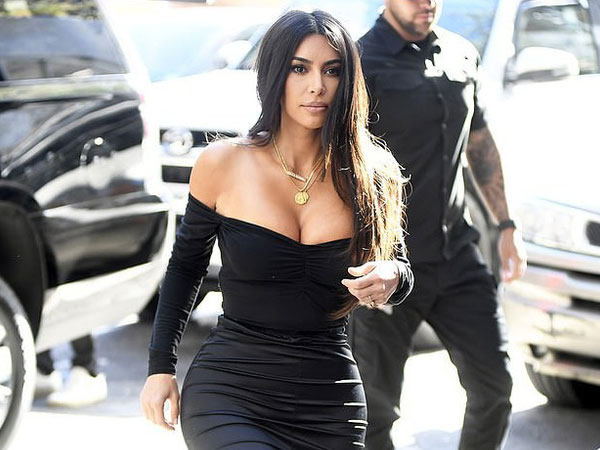 Kim Kardashian lại khiến cộng đồng mạng trầm trồ: Body đã đạt ngưỡng đỉnh cao