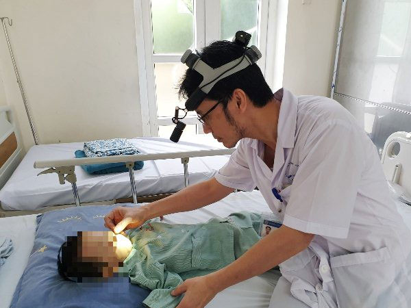 Nhỏ nhầm axit vào mũi khiến con trai bỏng nặng