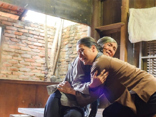 Đạo diễn Tiếng Sét Trong Mưa hé lộ màn đoàn tụ của bà Bảy và bé Bình, hứa hẹn cú twist chấn động?