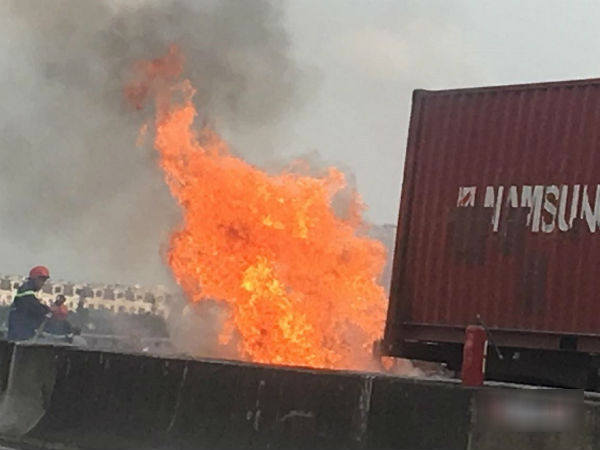 Xe container cháy ngùn ngụt trên đường dẫn cao tốc Long Thành