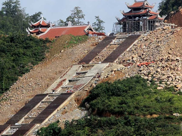 Hà Giang xẻ núi, dời trăm ngôi mộ để xây chùa sát cột cờ Lũng Cú