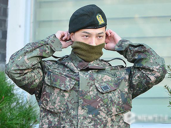 'Ông hoàng Kpop' G-Dragon cuối cùng đã xuất ngũ: Quá ngầu, cúi gập 90 độ trước 3.000 fan và phóng viên đông nghẹt thở