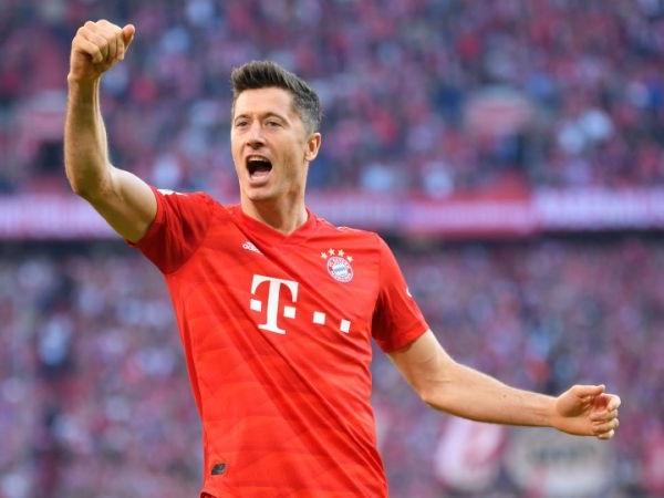 Lewandowksi lập kỷ lục vô tiền khoáng hậu, Bayern vươn lên ngôi đầu Bundesliga