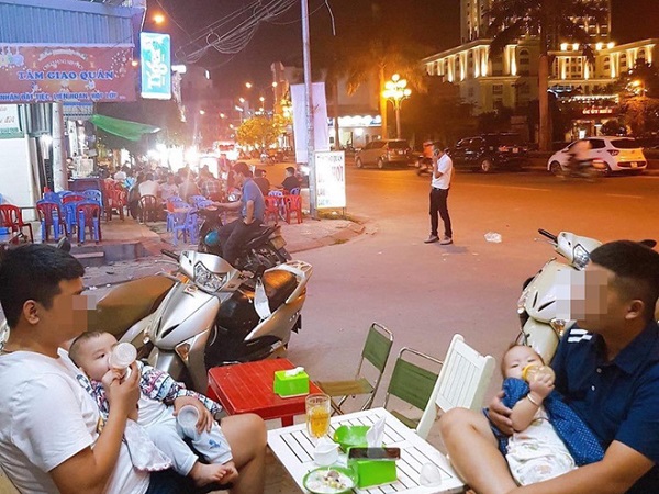 Hẹn nhau đi uống nước, 2 ông bố cùng phải ôm con cho vợ đi chơi - bức ảnh gây 'sốt' ngày cuối tuần