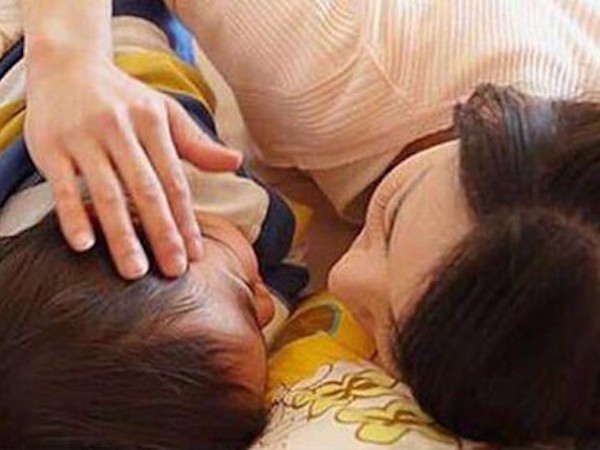 Ngủ chung giường với con trai 15 tuổi, nửa đêm nghe được âm thanh lạ, người mẹ quyết định cho con ngủ riêng ngay lập tức