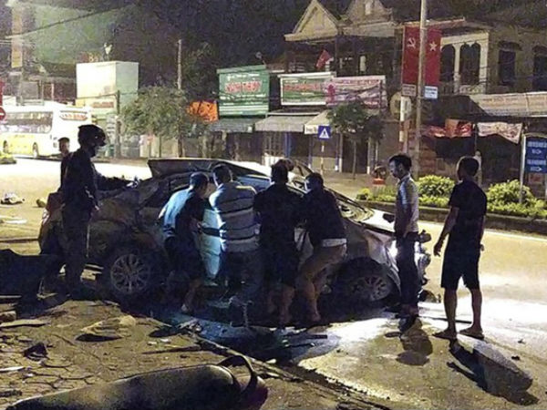 Xe khách đâm taxi, 3 hành khách tử vong, tài xế nguy kịch