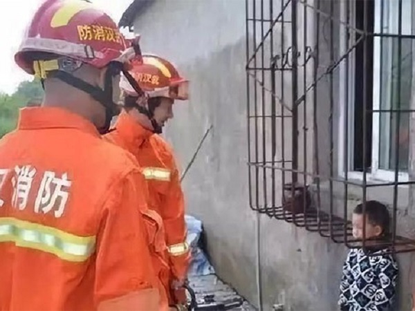 Những tình huống mắc kẹt trớ trêu của con, người xem 'cười ra nước mắt' còn cha mẹ 'cân não' đến nghẹt thở