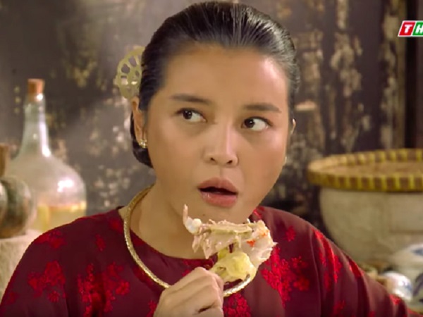 'Tiếng sét trong mưa': Hai Sáng đưa trai lạ về hầu ngủ, đám đàn ông xầm xì 'tối qua dữ quá nên giờ ăn bù'