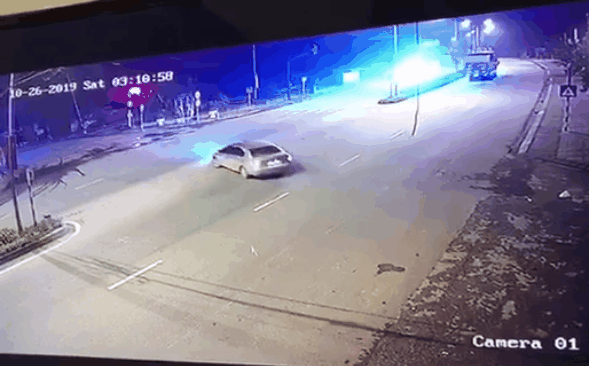 Video: Xe khách chạy tốc độ cao tông thẳng vào xe taxi khiến 3 người chết ở Nghệ An