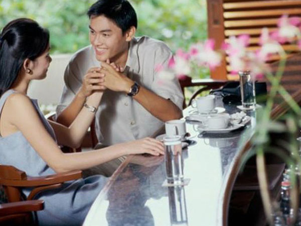 Bữa tiệc sinh nhật của vợ sắp diễn ra nhưng vừa nghe cuộc điện thoại từ bạn thân, chồng tôi đã vội vã rời đi với lý do không thể chối tai hơn