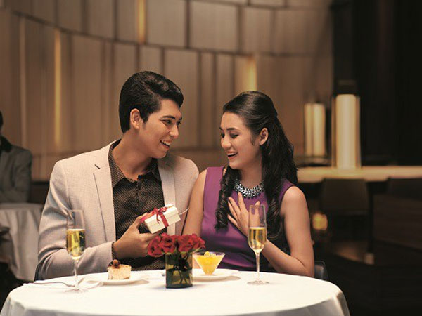 Vào ngày cưới, vợ tôi khiến mọi người sửng sốt á khẩu khi trông thấy cách ăn mặc dị hợm của cô ấy