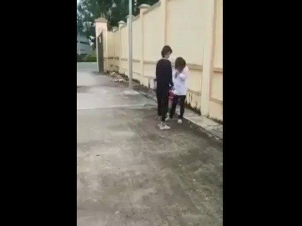 Video: Học sinh dùng mũ bảo hiểm, dép đánh bạn tàn nhẫn khiến cộng đồng mạng phẫn nộ